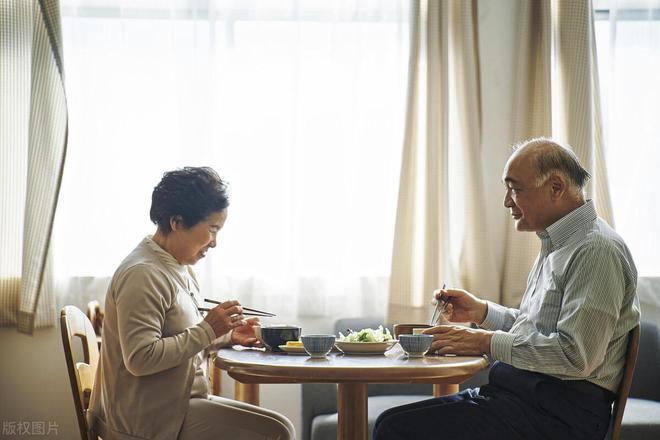 村才半年就后悔了：吃顿红烧排骨都得关门AYX爱游戏APP老夫妻携百万存款回农(图1)