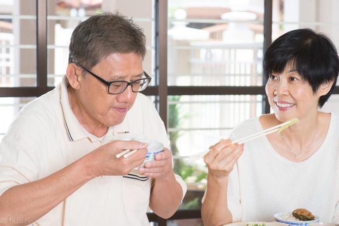 村才半年就后悔了：吃顿红烧排骨都得关门AYX爱游戏APP老夫妻携百万存款回农(图8)